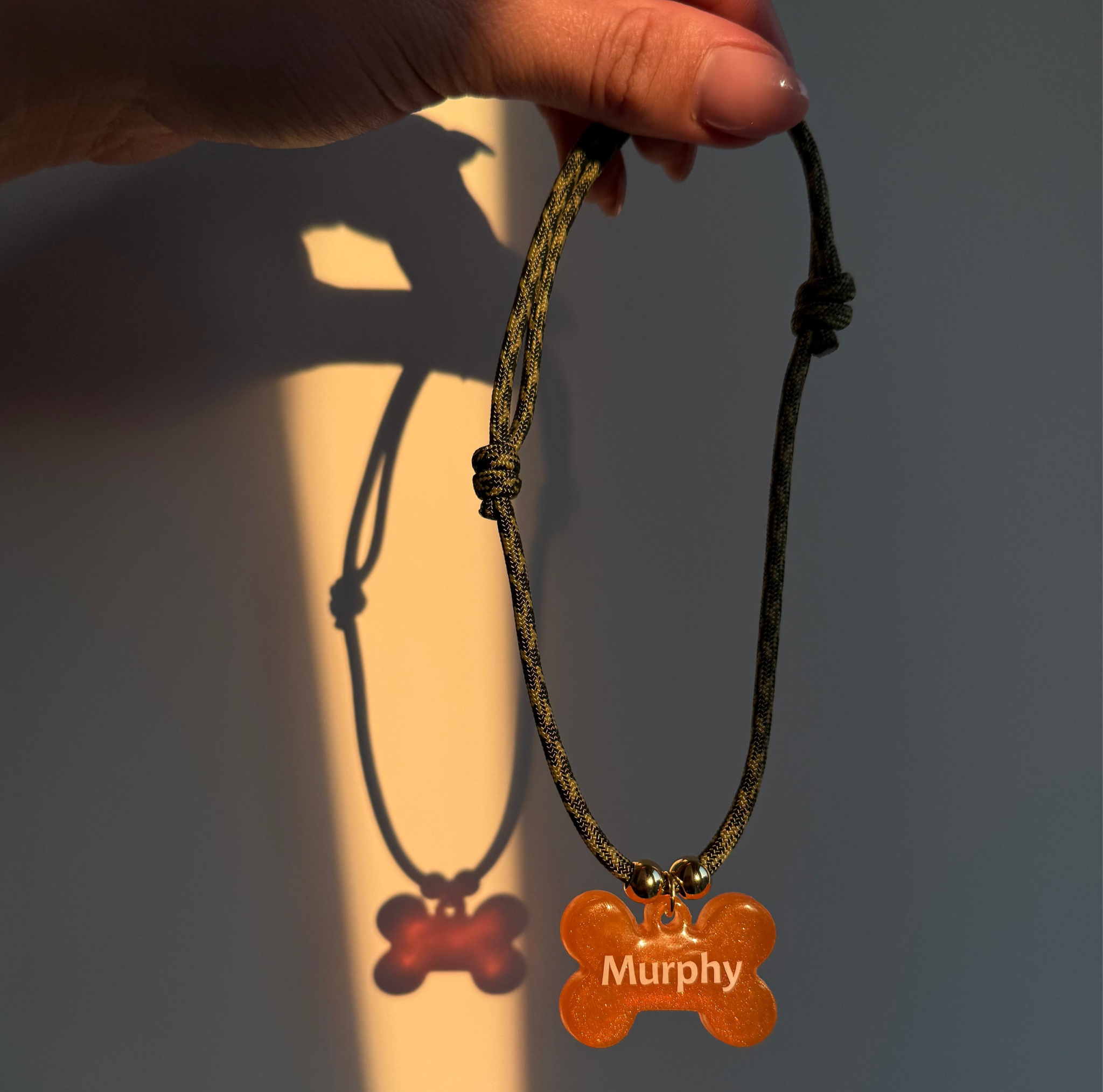 Hondenketting mosgroen touw en oranje penning met naam en telefoonnummer