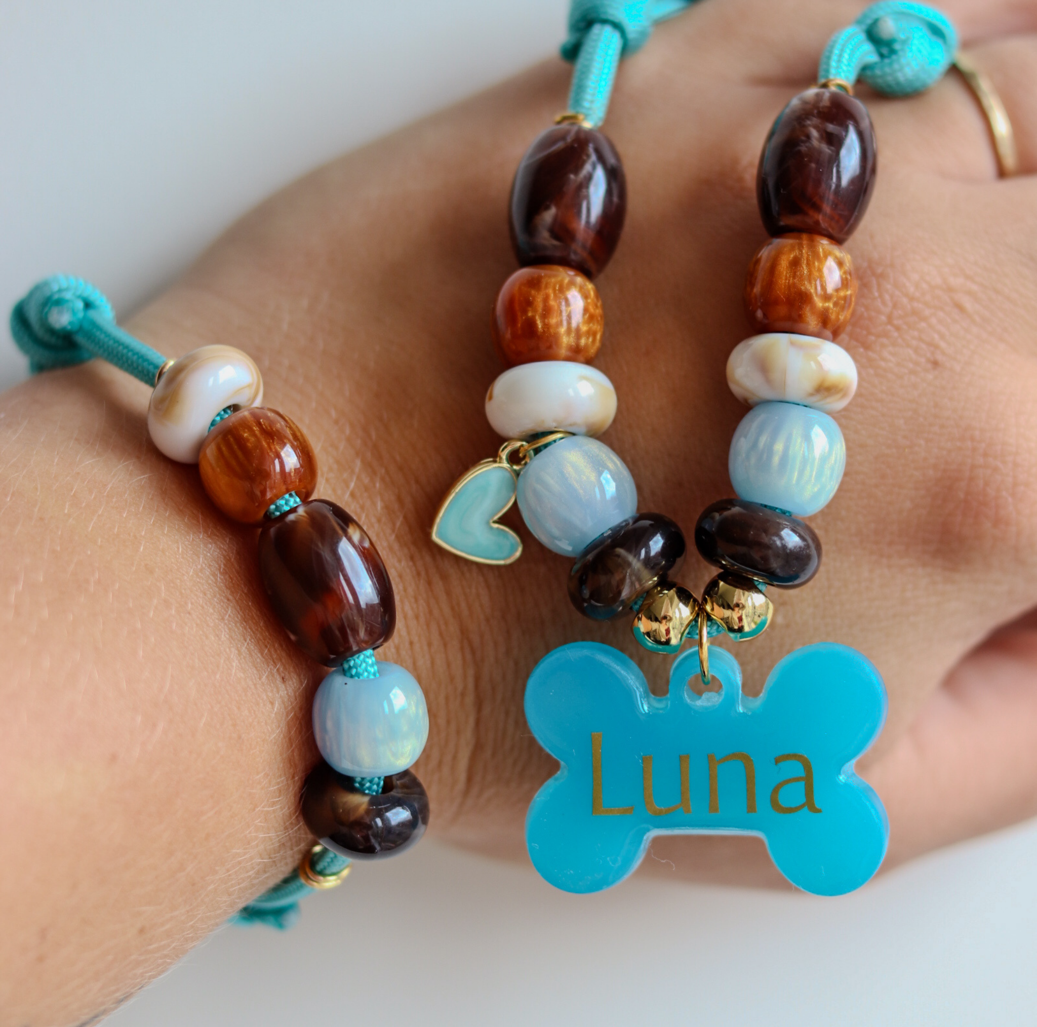 Hondenketting Oceaan blauw touw met mooie bruine en blauwe kralen en blauwe penning met armband