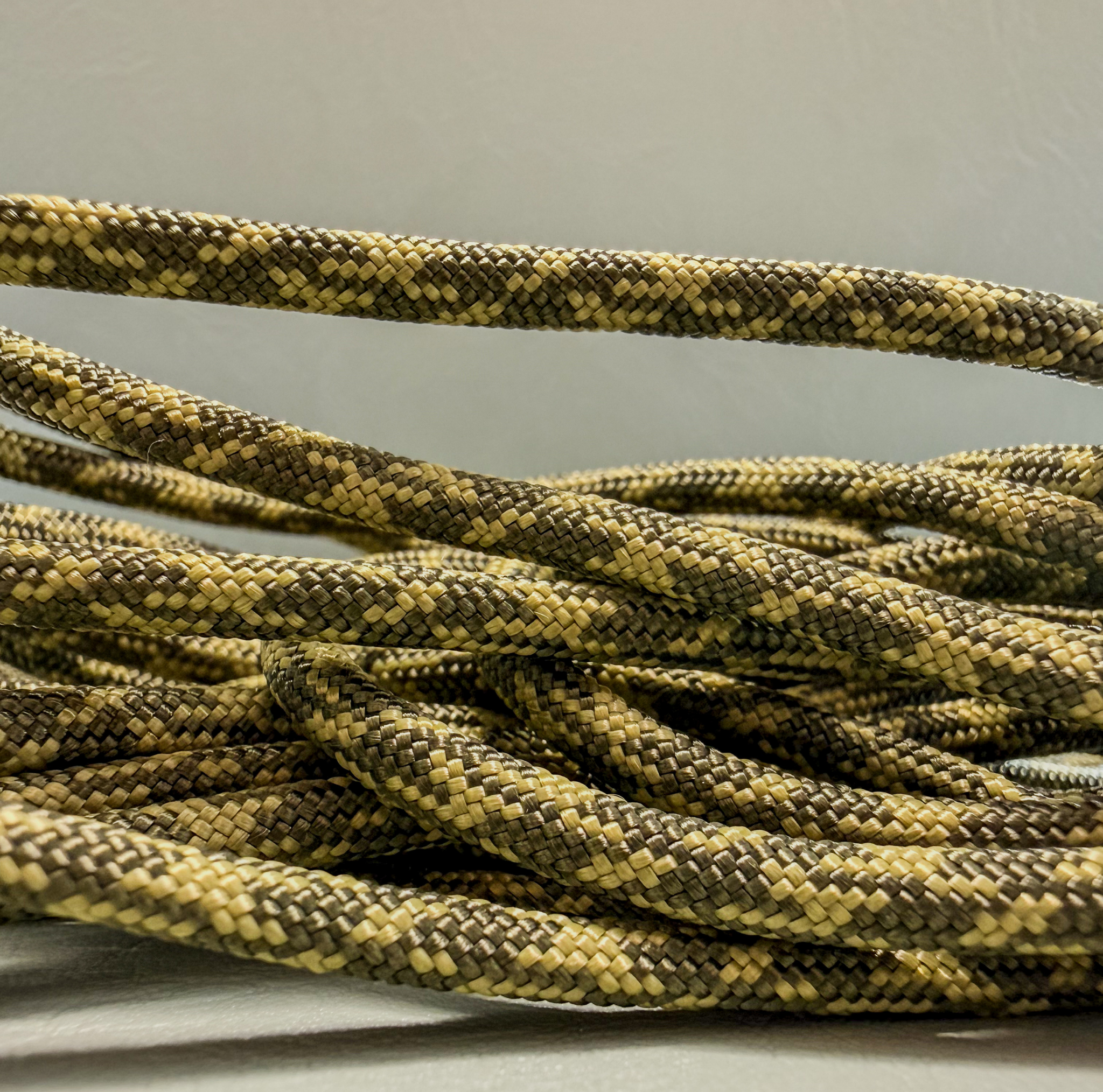 Hondenketting mosgroen touw en oranje penning met naam en telefoonnummer. Close up touw mosgroen