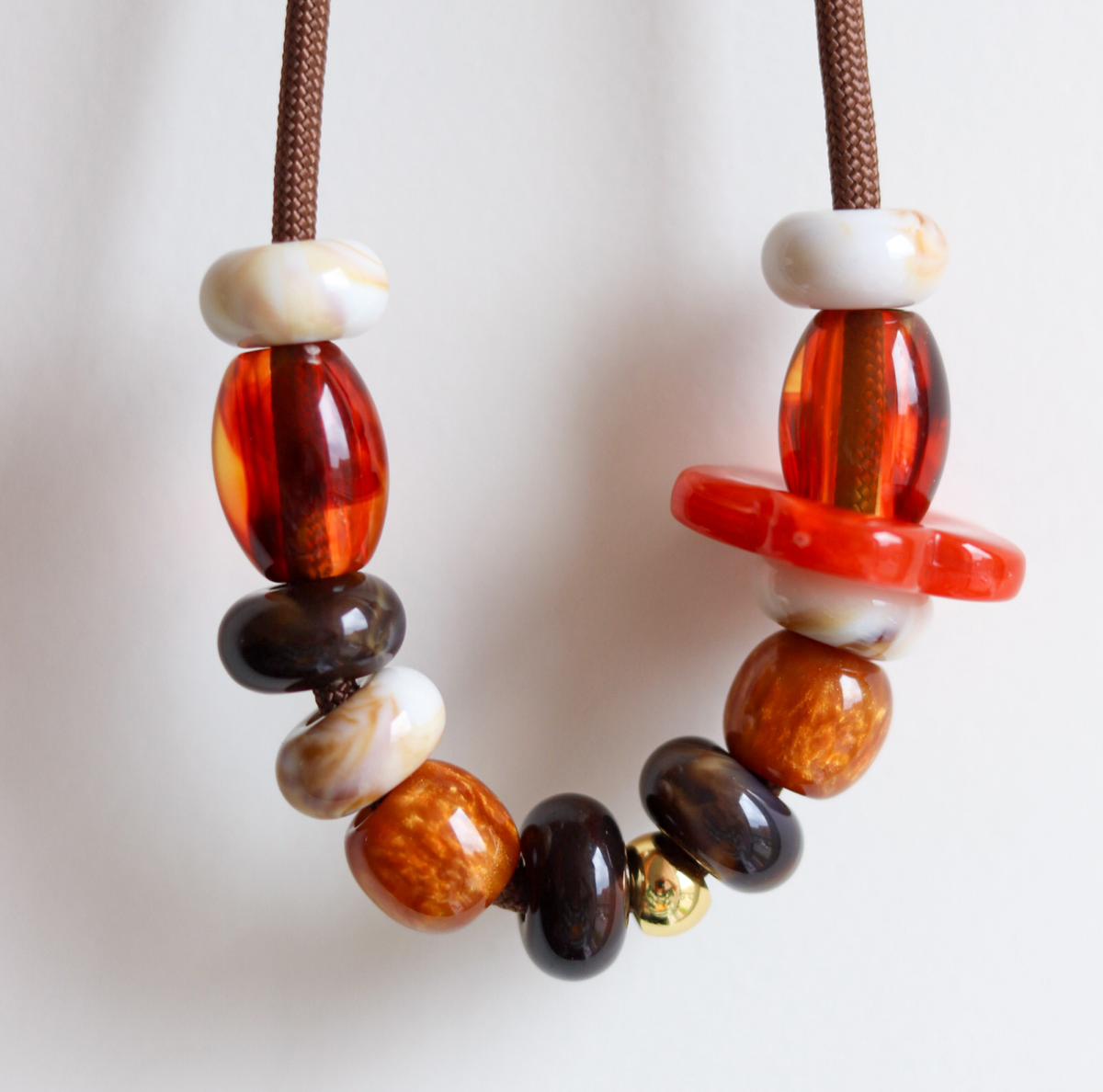 Hondenketting met Kralen - Kastanje & Amber voor witte muur