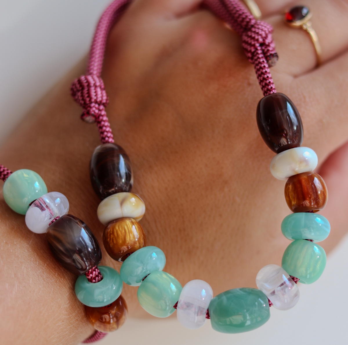 Honden ketting met Kralen Wildberry Mint close up bij hand zonder penning