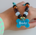 Maak je viervoeter extra schattig met de handgemaakte Blueberry Brown hondenketting! De ketting heeft een lief turquoise koord gecombineerd met warme, diepbruine en bronskleurige kralen. 