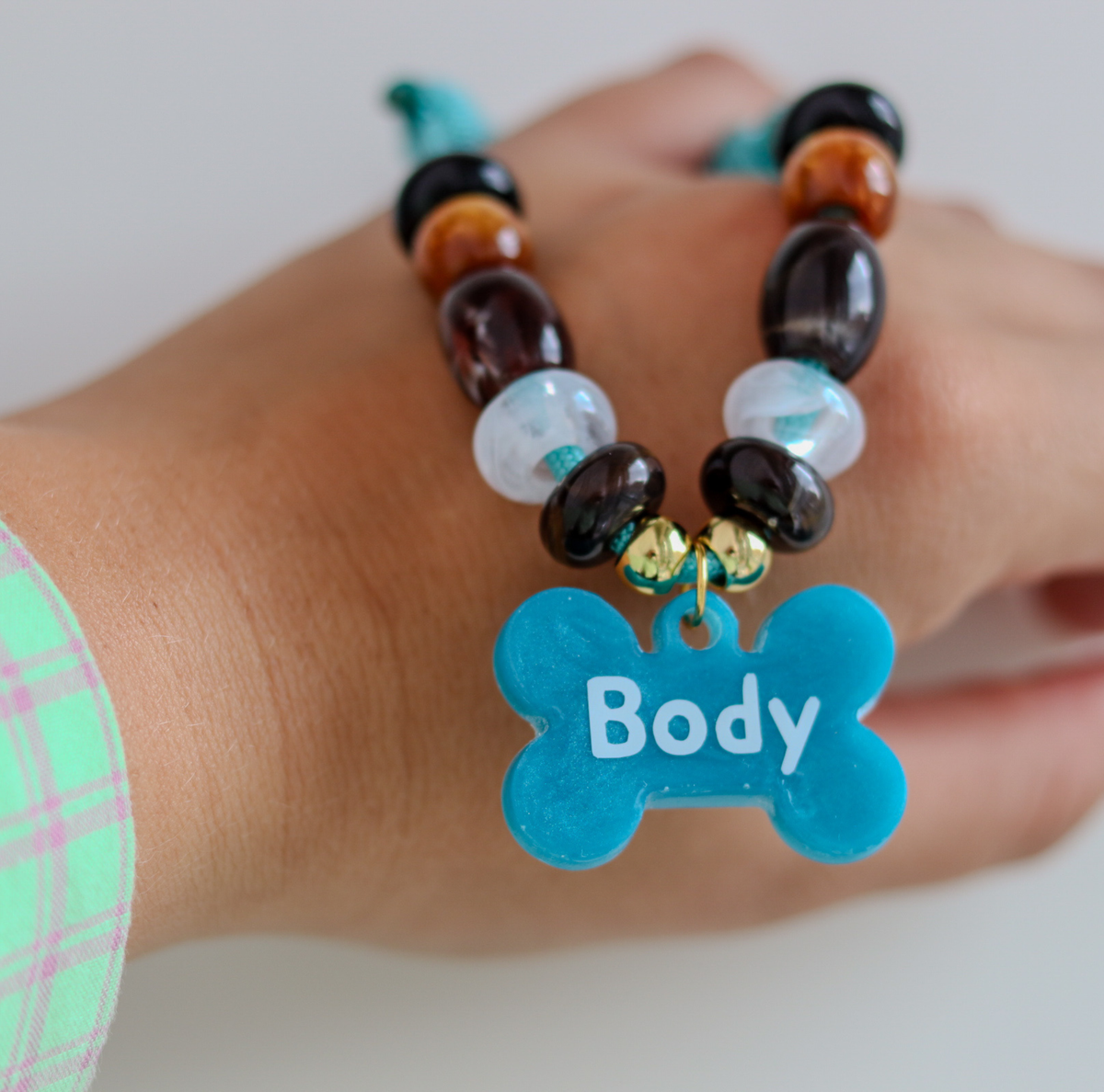 Maak je viervoeter extra schattig met de handgemaakte Blueberry Brown hondenketting! De ketting heeft een lief turquoise koord gecombineerd met warme, diepbruine en bronskleurige kralen. 