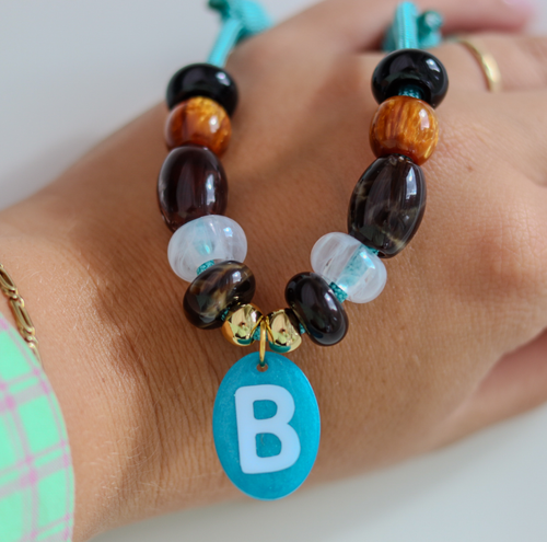 Maak je viervoeter extra schattig met de handgemaakte Blueberry Brown hondenketting! De ketting heeft een lief turquoise koord gecombineerd met warme, diepbruine en bronskleurige kralen. 
